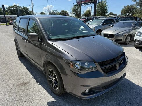 Used 2018 Dodge Grand Caravan SXT w/ Blacktop Package FWD image 3