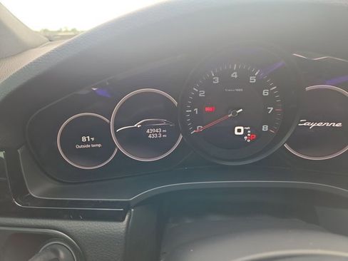 Used 2023 Porsche Cayenne Platinum Edition image 11