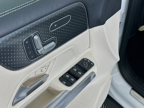 Used 2025 Mercedes-Benz GLB 250 image 15