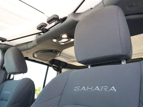 Used 2023 Jeep Wrangler Unlimited Sahara AWD/4WD image 15