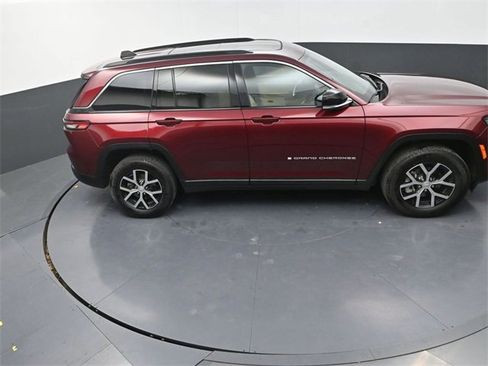 Used 2024 Jeep Grand Cherokee Limited w/ Luxury Tech Group II image 16