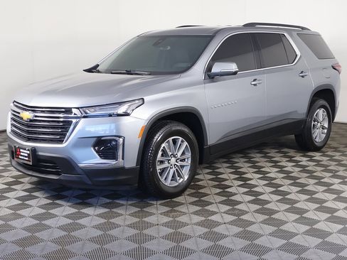 Used 2023 Chevrolet Traverse LT image 9