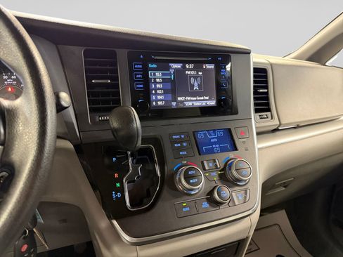 Used 2015 Toyota Sienna LE FWD image 28