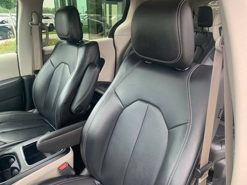 Used 2023 Chrysler Pacifica Touring-L FWD image 15