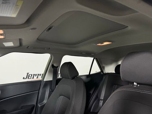 Used 2024 Hyundai Venue SEL image 12