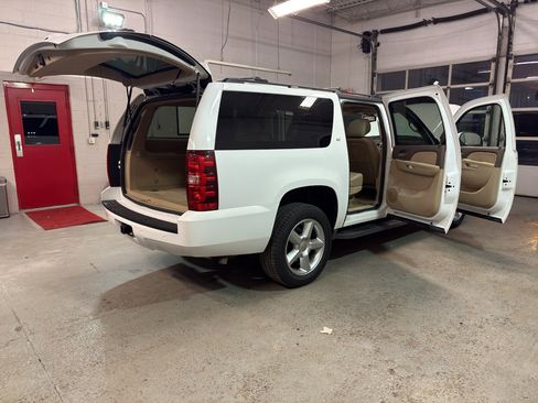 Used 2014 Chevrolet Suburban LT w/ Luxury Package image 12