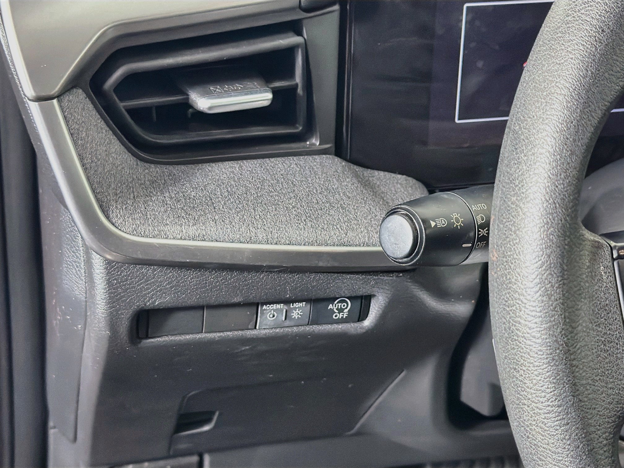 Used 2025 Nissan Kicks SV w/ Illumination Package FWD image 17