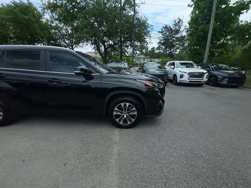Used 2024 Toyota Highlander XLE AWD/4WD image 3