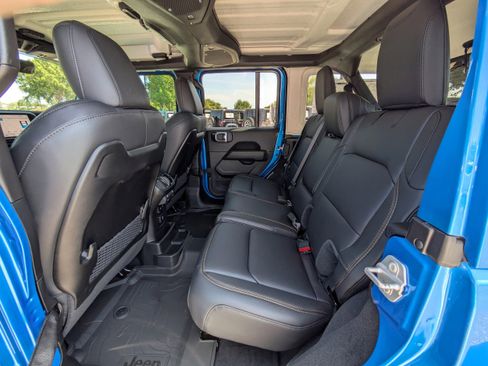 New 2025 Jeep Wrangler Unlimited Sahara AWD/4WD image 15