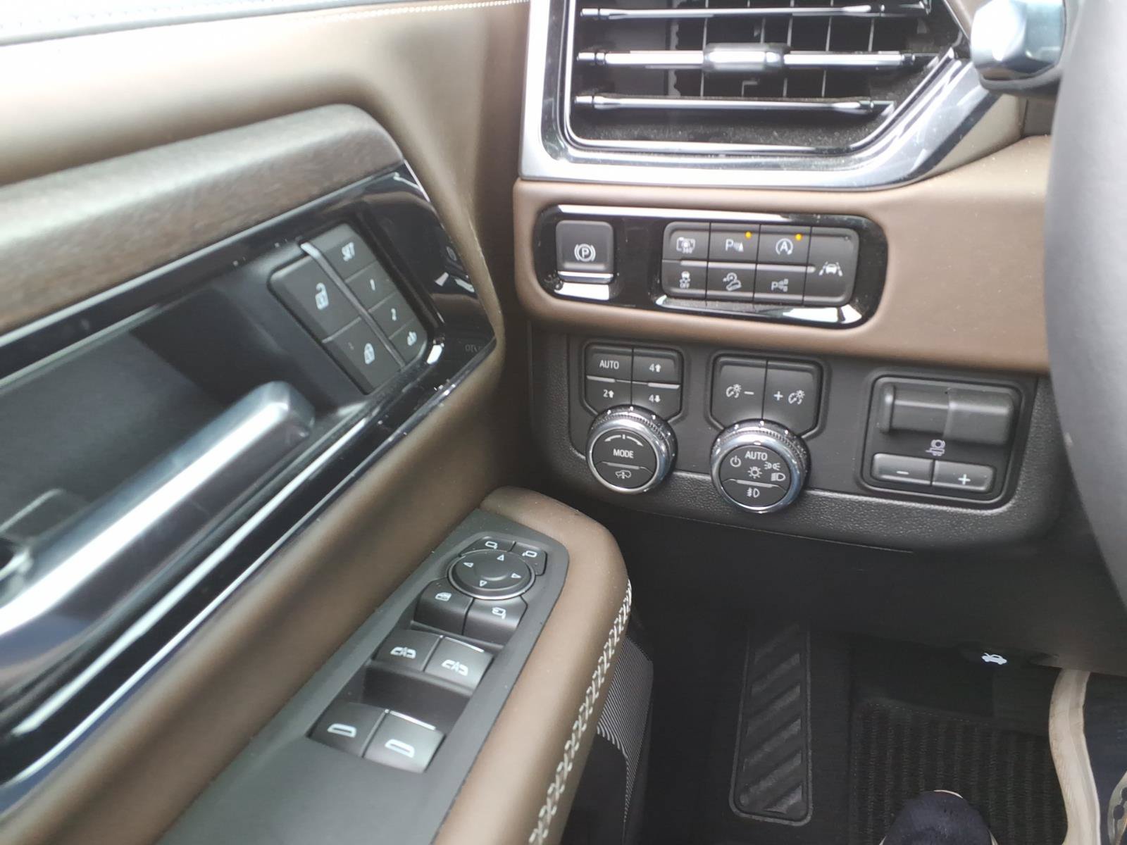 Used 2026 GMC Yukon Denali Ultimate AWD/4WD image 32