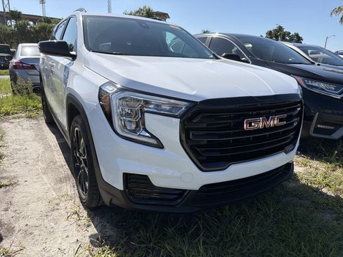 Used 2024 GMC Terrain SLE w/ Driver Convenience Package FWD image 4