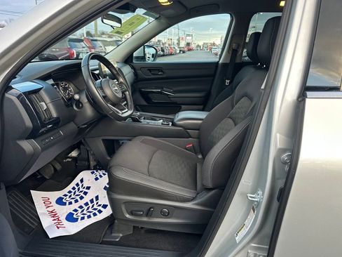 Used 2024 Nissan Pathfinder SV image 9