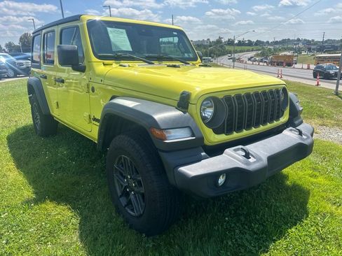 Used 2024 Jeep Wrangler Unlimited Sport AWD/4WD image 3