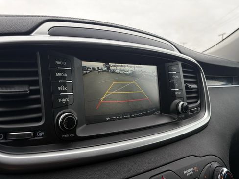 Used 2019 Kia Sorento LX image 17