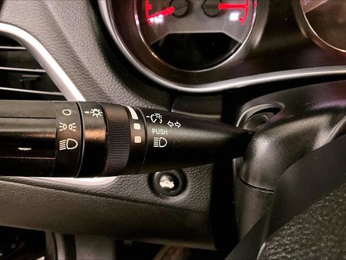 Used 2013 Dodge Avenger SE image 31