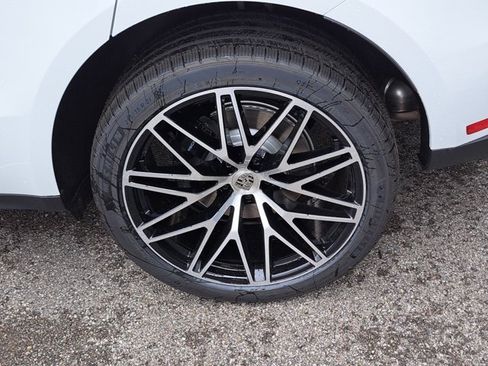 Used 2026 Porsche Macan AWD/4WD image 13