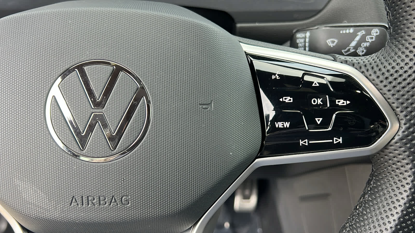 Certified 2023 Volkswagen Tiguan SE R-Line FWD image 20