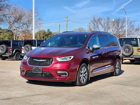 Used 2023 Chrysler Pacifica Pinnacle image 3