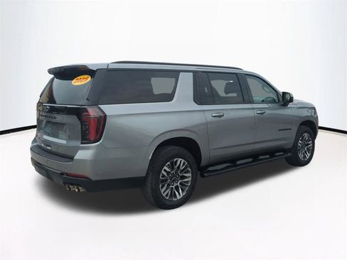 Used 2025 Chevrolet Suburban Z71 image 5