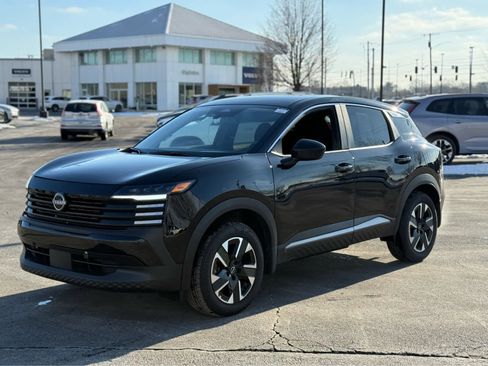 Used 2025 Nissan Kicks SV image 3