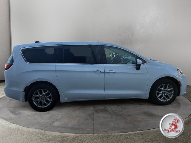 Used 2023 Chrysler Pacifica Touring-L FWD image 8