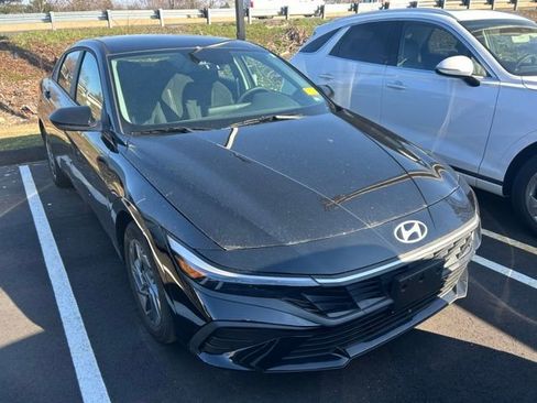 Used 2024 Hyundai Elantra Blue image 2