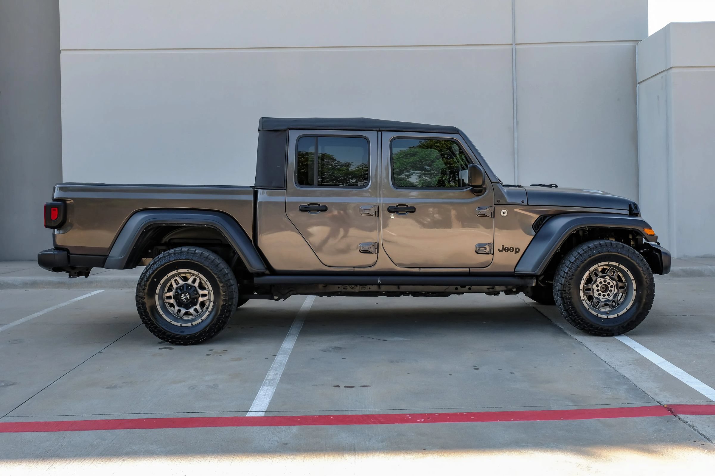 Used 2023 Jeep Gladiator Sport AWD/4WD image 10