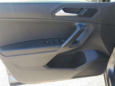 Used 2021 Volkswagen Tiguan SE image 8