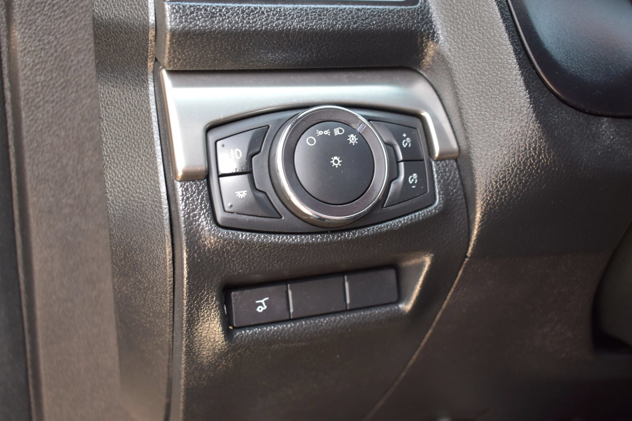Used 2019 Ford Explorer XLT w/ Equipment Group 201A AWD/4WD image 16