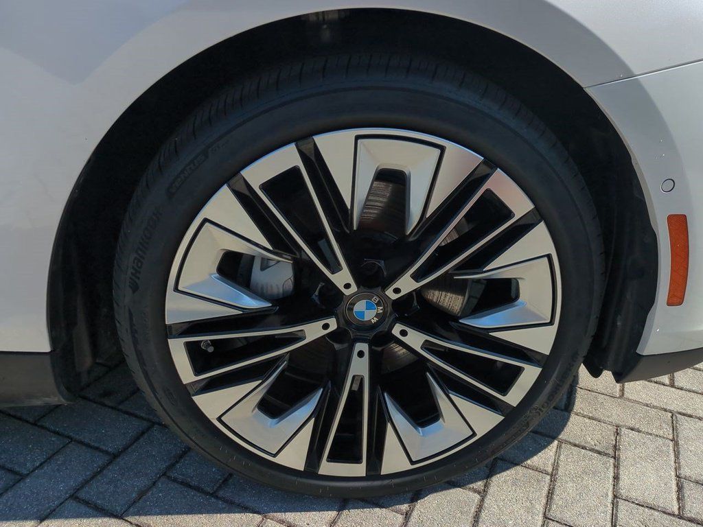 New 2026 BMW i5 eDrive40 w/ Premium Package AWD/4WD image 11