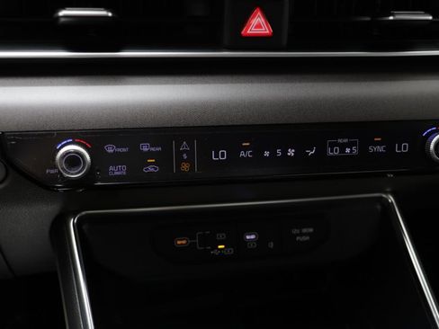 Used 2025 Kia Carnival EX FWD image 11