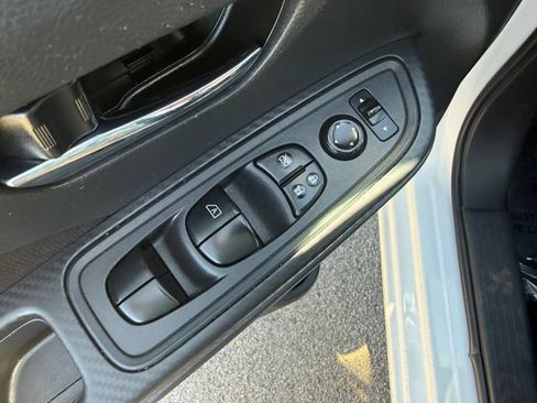 Used 2022 Nissan Versa SV FWD image 10