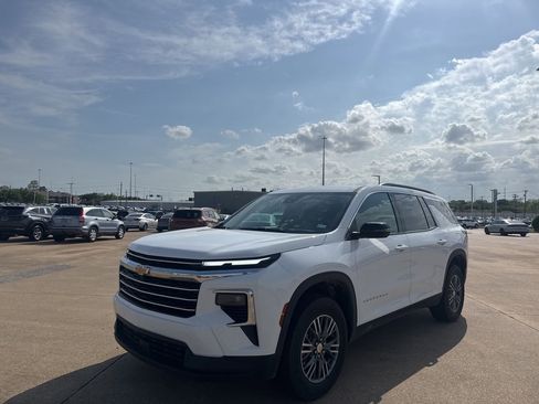 Used 2025 Chevrolet Traverse LT image 8