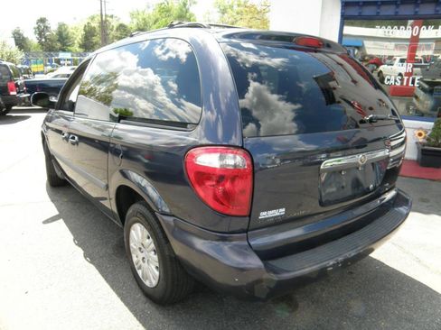 Used 2007 Chrysler Town & Country w/ Popular Equipment Group I image 3
