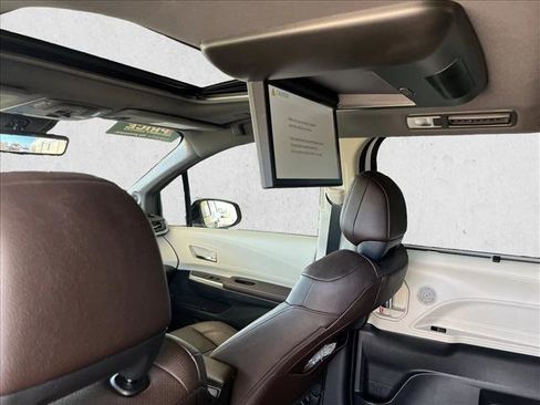 Used 2022 Toyota Sienna Platinum image 13