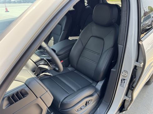 New 2025 Porsche Cayenne Turbo image 5