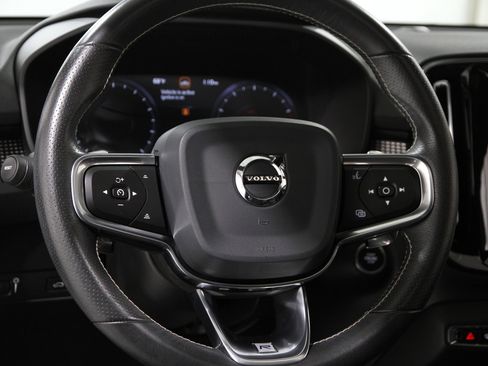 Used 2020 Volvo XC40 T5 R-Design image 7
