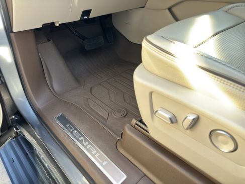 Used 2022 GMC Yukon XL Denali w/ Denali Ultimate Package image 10