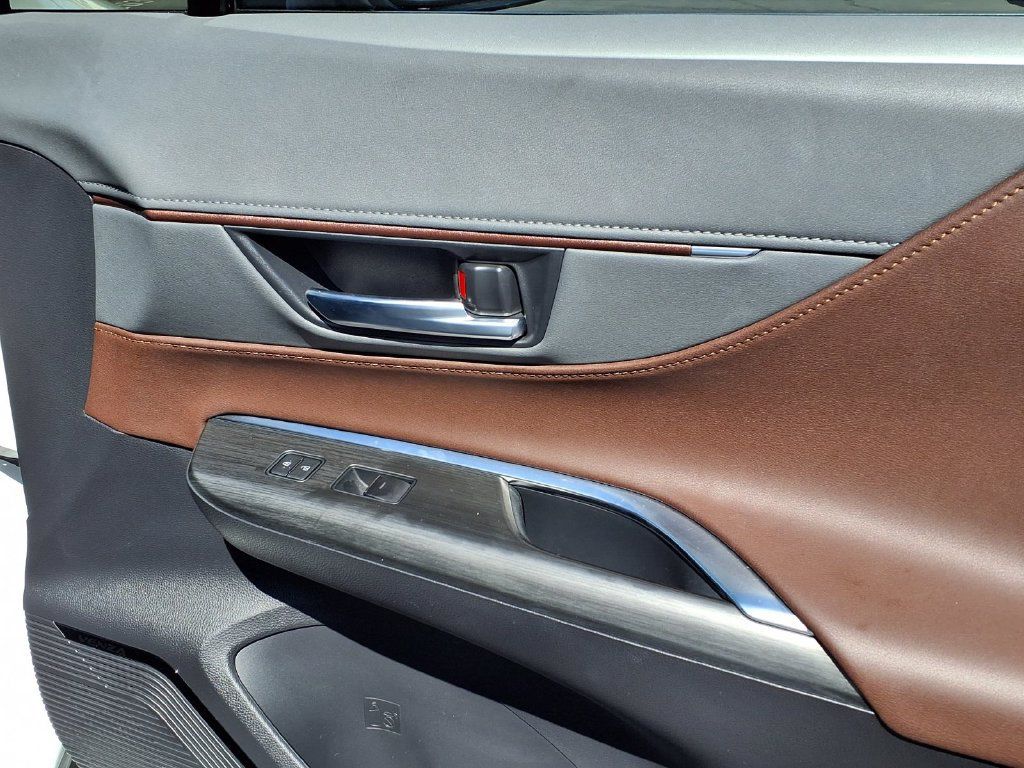 Certified 2023 Toyota Venza XLE AWD/4WD image 37