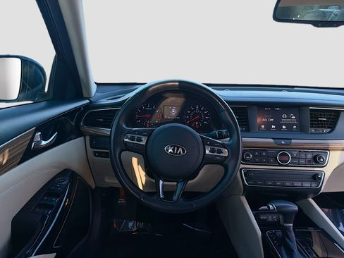 Used 2018 Kia Cadenza Premium image 17