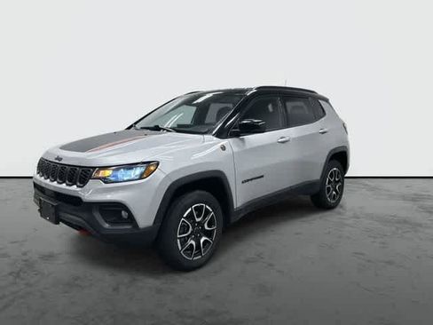 Used 2025 Jeep Compass Trailhawk w/ Trailer Tow Group AWD/4WD image 8