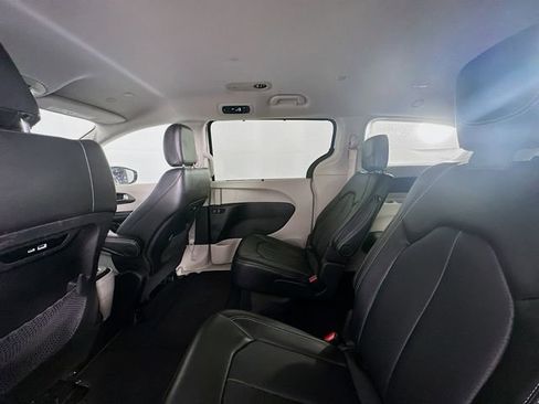 Used 2024 Chrysler Pacifica Touring-L image 23