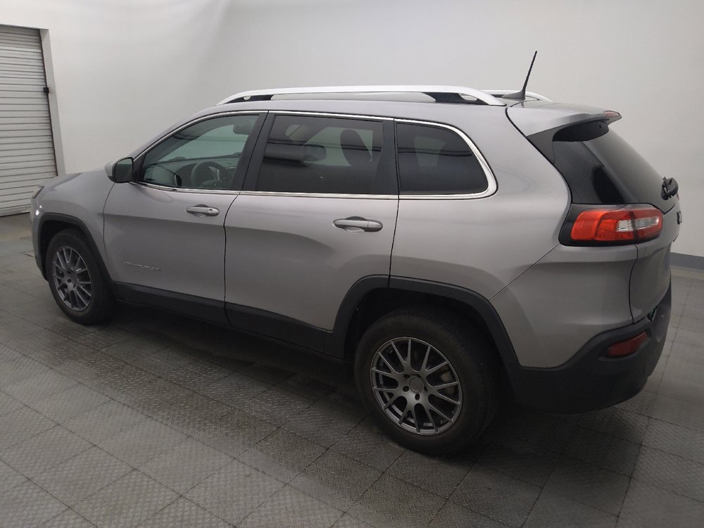 Used 2018 Jeep Cherokee Latitude FWD image 3