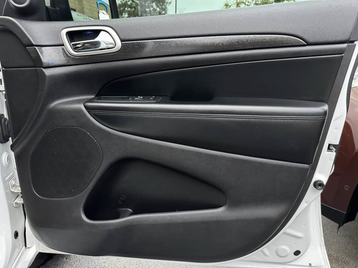 Used 2017 Jeep Grand Cherokee Altitude AWD/4WD image 27