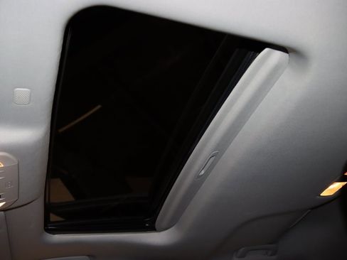 Used 2021 Toyota Highlander XLE image 13