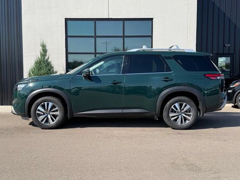 Used 2025 Nissan Pathfinder SL w/ Black Appearance Package AWD/4WD image 2