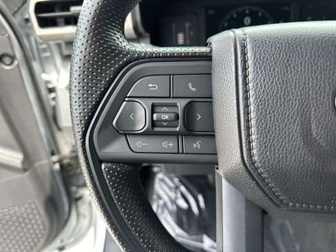 Certified 2025 Toyota Tacoma SR5 AWD/4WD image 19
