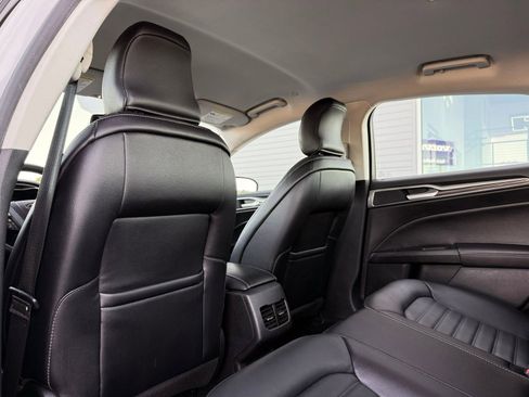 Used 2018 Ford Fusion SE w/ Equipment Group 602A FWD image 18