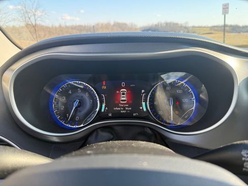 Used 2022 Chrysler Pacifica Touring-L image 32