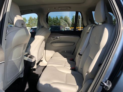 Used 2023 Volvo XC90 B6 Plus image 11